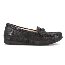 Load image into Gallery viewer, Penn Wide Fit Women&#39;s Reptile Crackle Effect Design Lightweight Loafer
