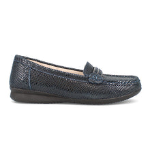 Load image into Gallery viewer, Penn Wide Fit Women&#39;s Reptile Crackle Effect Design Lightweight Loafer
