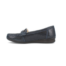 Load image into Gallery viewer, Penn Wide Fit Women&#39;s Reptile Crackle Effect Design Lightweight Loafer
